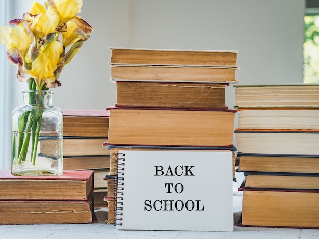 Stapel von Vintage-Büchern und schönen Blumen