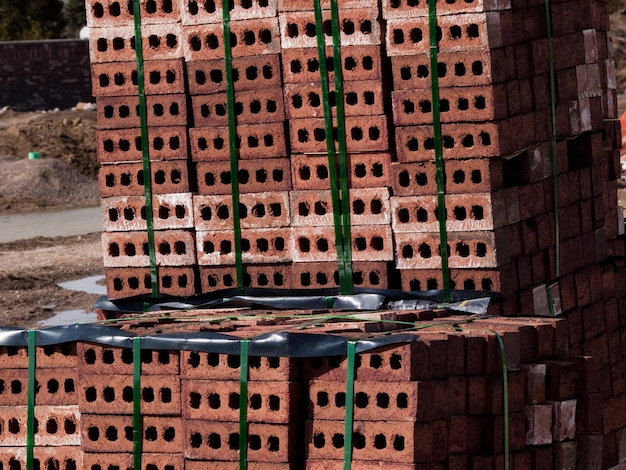 Stapel von Ziegeln auf der Baustelle.