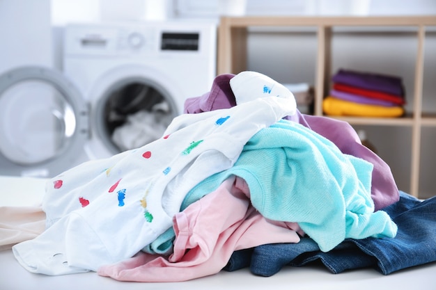 Stapel Wäsche im Badezimmer