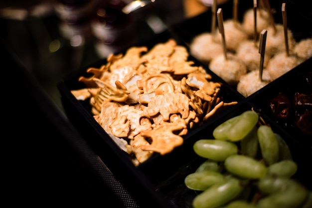 Foto stapel wassercracker in einer blackbox, umgeben von anderen snacks