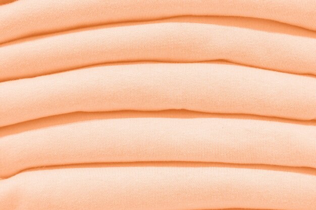 Foto stapel wollpullover in der trendfarbe des jahres 2024 peach fuzz