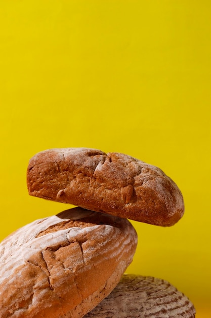 Stapelbares rustikales Brot auf gelbem Hintergrund