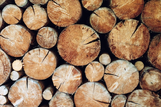 Stapeln von Holzscheiten für die Hausheizung Hintergrund