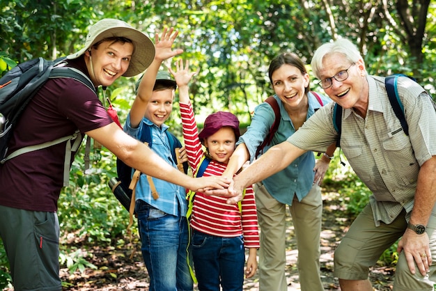 Stapelnde Hände der Familie als Team