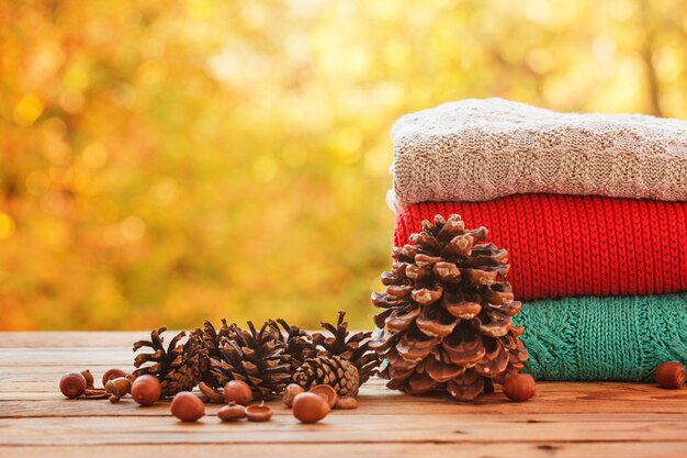 Stapelstapel der gestrickten herbstkleidung auf natur.