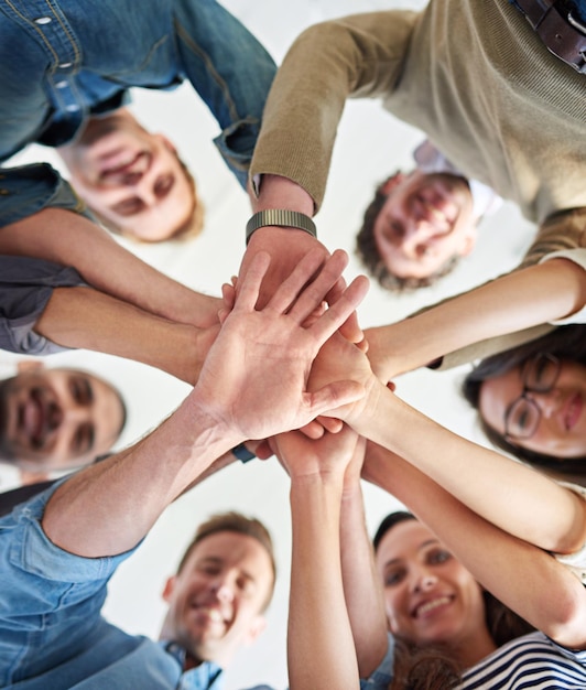Stapelte Hände und Geschäftsleute aus niedrigem Winkel im Büro Teamarbeit und Zusammenarbeit mit Unterstützung für die Feier des Erfolgs des Startups Aufgeregte Mitarbeiter und Ziel mit Vertrauen der Netzwerkvereinbarung