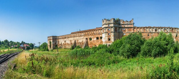 Stare Selo, Ucrânia 10.07.2021. Ruínas do Castelo Stare Selo na região de Lviv, na Ucrânia, em um dia ensolarado de verão