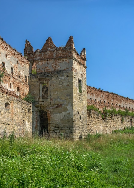 Stare selo, ucrânia 10.07.2021. ruínas do castelo stare selo na região de lviv, na ucrânia, em um dia ensolarado de verão