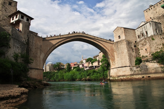 Stari Most - el viejo puente en Mostar, Bosnia y Herzegovina