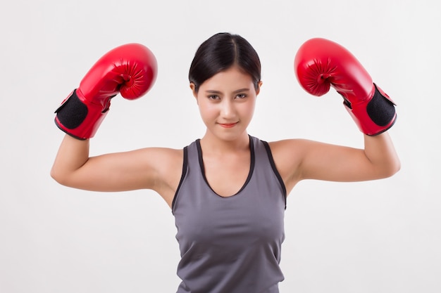 Starke asiatische Fitnessfrau mit Boxhandschuhen