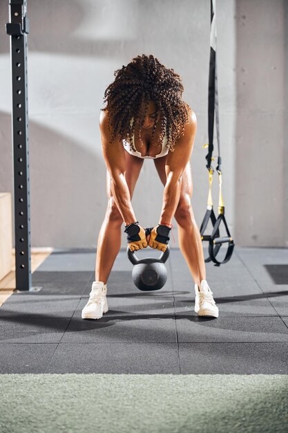 Starke athletische Dame, die eine Krafttrainingsübung durchführt