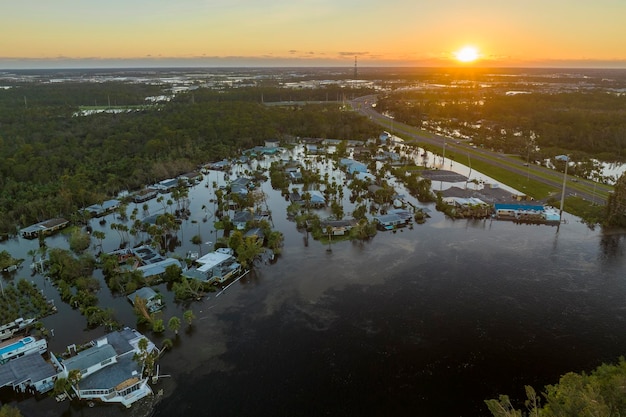 Starke Überschwemmungen mit hohem Wasser um Wohnhäuser nach dem Hurrikan Ian Regenfälle in Florida Wohngebiet Folgen der Naturkatastrophe