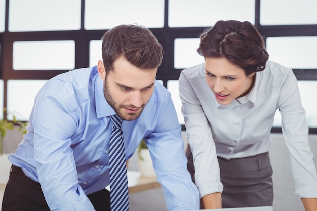 Starke junge Geschäftsleute im Büro