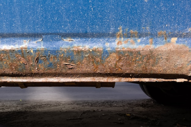 Starke Korrosion am alten blauen Auto. Ein altes rostiges Auto