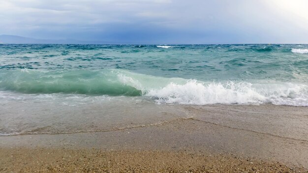 Starke Wellen stürzen über den Strand Schöne Meereslandschaft.