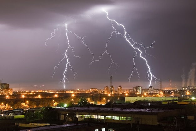 Starker Blitz am Nachthimmel über der Stadt