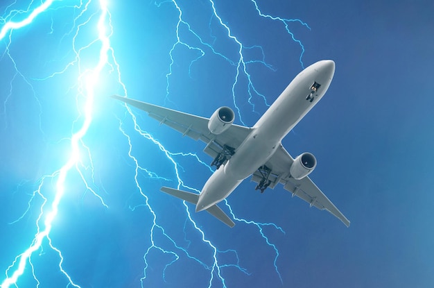 Starker Blitzeinschlag in einem Gewitter in der Nähe des Flugzeugs