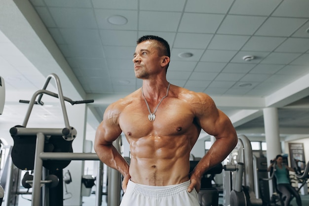 Starker Bodybuilder mit perfektem Sixpack, Schultern, Bizeps, Trizeps und Brust