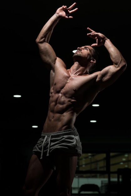 Starker Bodybuilding-Mann, der oben schaut