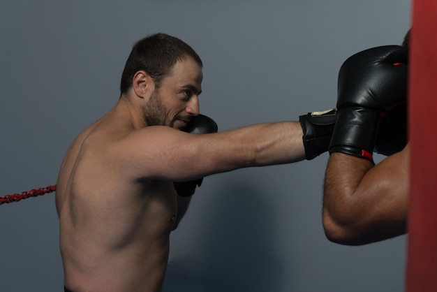 Starker Boxer und sein Gegner bei einem Boxkampf in einem Ring