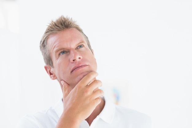 Starker Doktor in seinem Büro