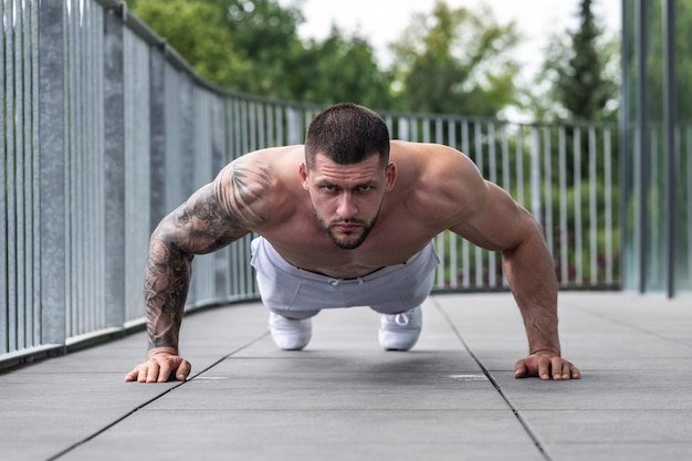 Starker junger Mann trainiert im Fitnessstudio. Sportliches männliches Training im Sportclub. Junger Mann hat Fitness