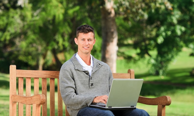 Starker Mann, der an seinem Laptop arbeitet