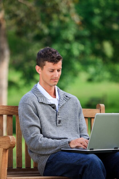 Starker Mann, der an seinem Laptop arbeitet