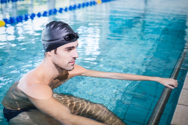 Starker Mann im Pool im Freizeitzentrum