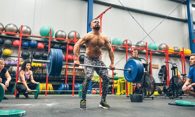 Starker Mann übt Gewichtheben im Fitnessstudio