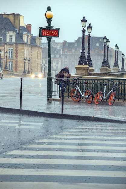 Starker Regen auf den Straßen von Paris