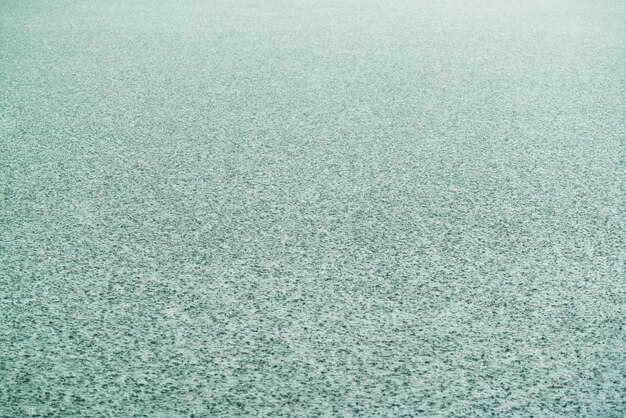 Foto starker regen, der auf die wasseroberfläche trifft