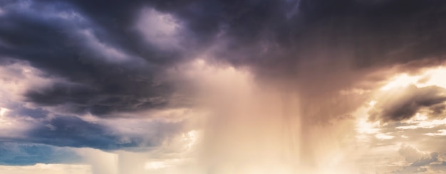 Starker Regensturm im bunten Gewitterhimmel am Abend. Naturphänomen Hintergrund