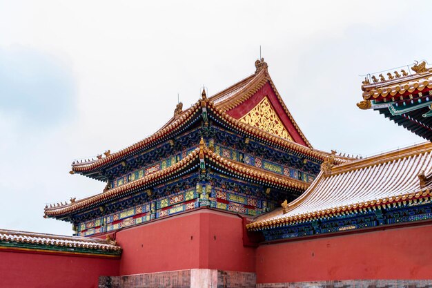 Starker Schnee fällt unter der Ecke des Palastmuseums in Peking, China