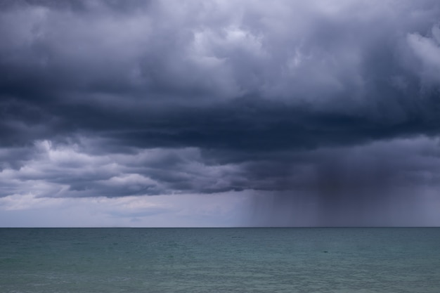 Starker Sturmregen fällt in das Meer.