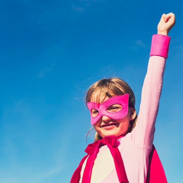 Starkes Mädchen in der rosa Superheldausstattung