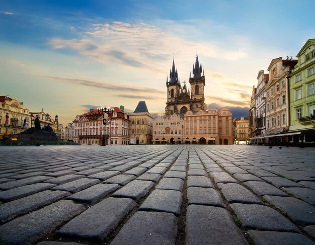 Staromestska-Platz und Tynsky-Tempel in Prag bei Sonnenaufgang