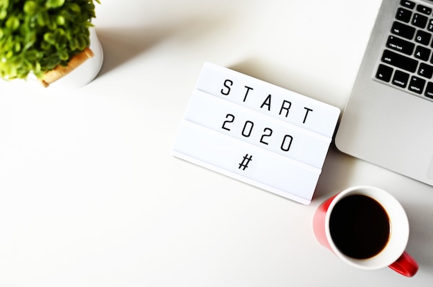 START 2020 en escritorio de oficina