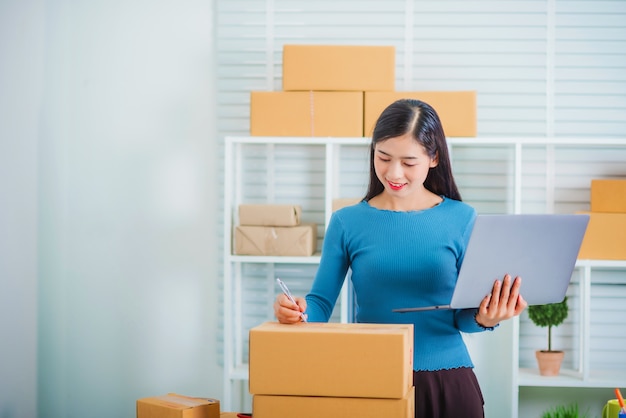 Start des jungen KMU-Geschäftsinhabers schrieb Kundenadresse an Box.