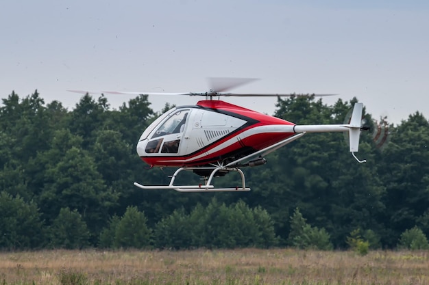 Start eines kleinen Hubschraubers auf dem Flugplatz