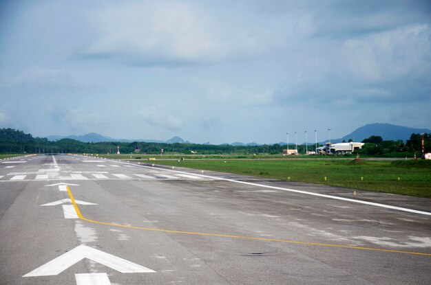 Foto start- und landebahn der flugzeuglandung und des starts am trang international airport in trang thailand