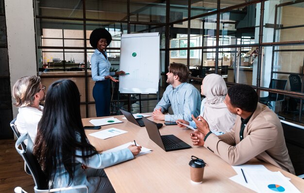 Start-up-Business-Team im Büro. Multiethnische Gruppe arbeitet gemeinsam an einem neuen Projekt im Konferenzraum