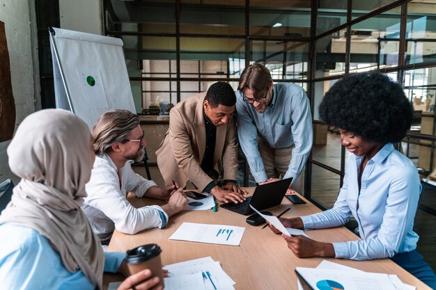 Start-up-Business-Team im Büro. Multiethnische Gruppe arbeitet gemeinsam an einem neuen Projekt im Konferenzraum