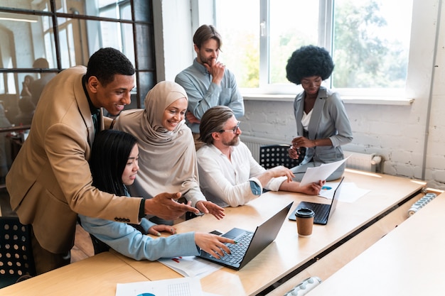 Start-up-Business-Team im Büro. Multiethnische Gruppe arbeitet gemeinsam an einem neuen Projekt im Konferenzraum