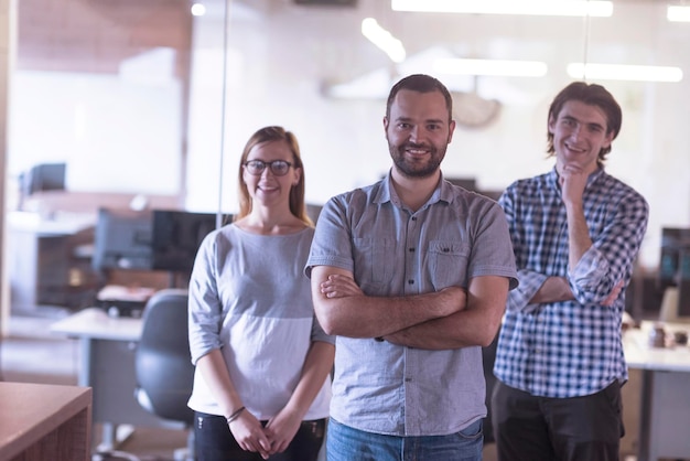 Start-up-Business-Team-Porträt im modernen Büro-Interieur