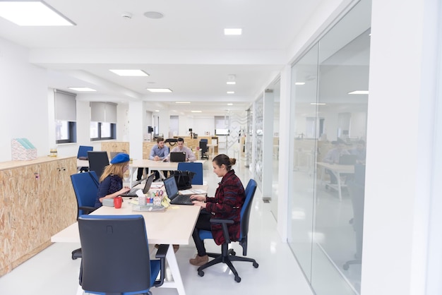 Start-up-Geschäftsleute Gruppe arbeiten tägliche Arbeit im modernen Büro