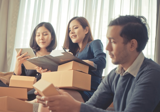 Start-up-Team von Online-Händler Verpackung Boxen an den Kunden senden