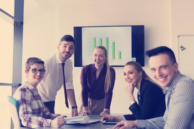 start-up-unternehmen, junge kreative leute gruppieren brainstorming über treffen im büro, verwenden laptop und tablet-computer, um ideenpläne und projekte zu notieren