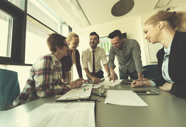 Foto start-up-unternehmen, junge kreative leute gruppieren brainstorming über treffen im büro, verwenden laptop und tablet-computer, um ideenpläne und projekte zu notieren