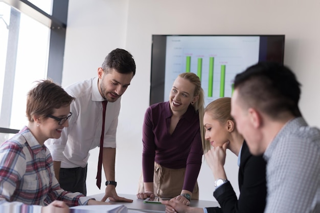 start-up-unternehmen, junge kreative leute gruppieren brainstorming über treffen im büro, verwenden laptop und tablet-computer, um ideenpläne und projekte zu notieren